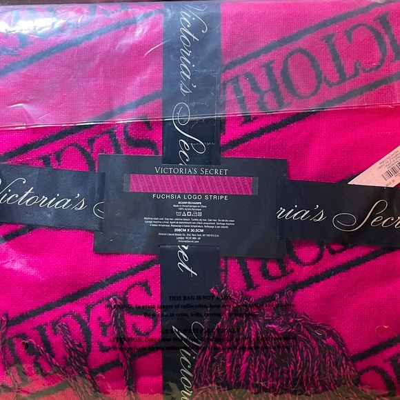 NWT Victoria’s Secret Woven Lightweight Logo Scarf With Fringe Fuchsia and Black - Picture 6 of 8
